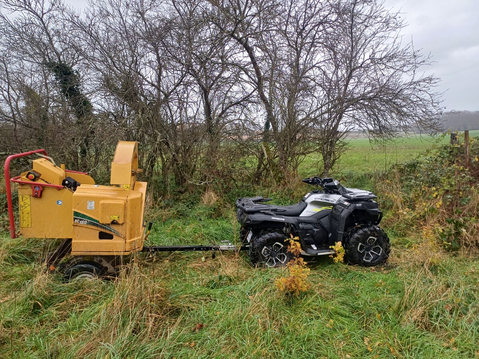 Quad professionnel équipé d'une broyeuse pour l'entretien des espaces difficiles d'accès